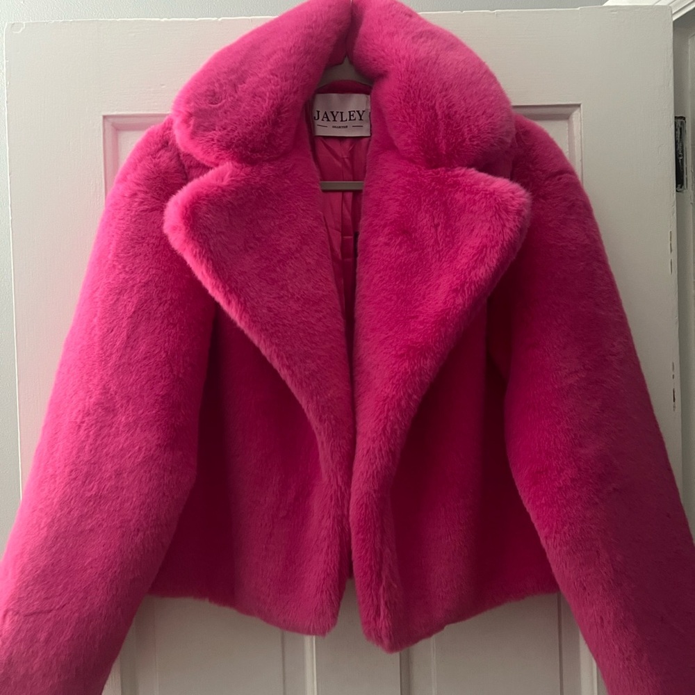 Jayley Collection Faux Fur coat (New with tags)
Size S/M
Hot Pink